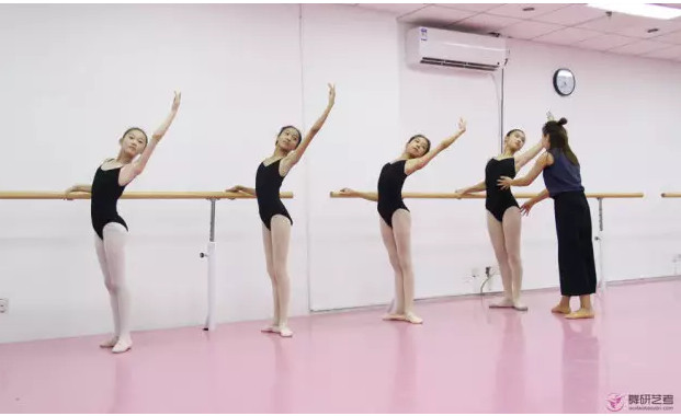 芭蕾基训对孩子的身体成长有哪些好处？.jpg