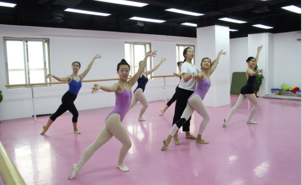 舞蹈艺考生训练时身体那些地方容易受伤呢？