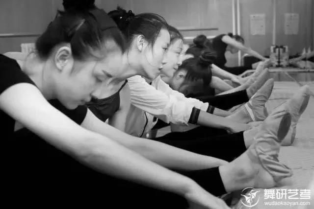 舞蹈艺考生必知：循序渐进练软度的方法
