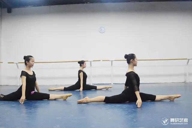 舞蹈艺考生必知：循序渐进练软度的方法