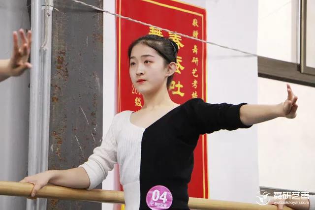 舞研全日制學員故事耿露毓是舞研改變了她的人生軌跡?。?/>
</p>
<p>
<strong>耿露毓</strong>，一位來自山東青島的小姑娘，名字好聽，長相清秀，夠優(yōu)秀又很踏實，很懂事也善解人意。<br/>
</p>
<p>
耿露毓在來<a href='http://11d86l.cn/'>舞研</a>全日制之前，文化課成績在班上名列前茅，為什么她會突然放棄文化課走舞蹈藝考之路呢?一起來看看她的故事吧~
</p>
<p>
<strong>與父母之間的一個約定</strong>
</p>
<p style=