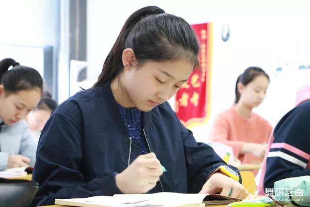 舞研全日制學員故事耿露毓是舞研改變了她的人生軌跡！！