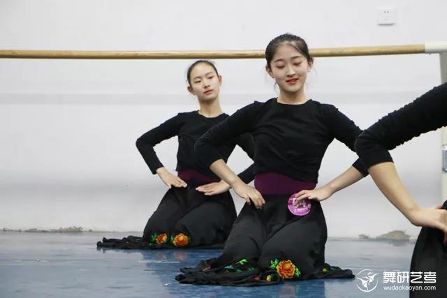 舞研全日制學員故事耿露毓是舞研改變了她的人生軌跡?。?/>
</p>
<p>
露毓最大的特點是懂事：
</p>
<p>
記得有一次露毓因為專業(yè)課某一動作沒落實到位，專業(yè)課老師懲罰了她一下，后來學校去了解情況，露毓開口第一句話就是：老師，沒事，老師都是為了我好，沒什么，就是象征性的懲罰了我，我以后就能記住了。
</p>
<p>
懂事、善解人意，永遠是露毓的標簽。
</p>
<p style=