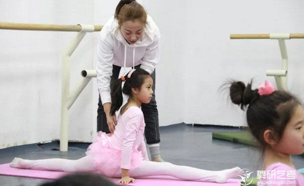 家长该如何正确引导孩子学舞蹈？
