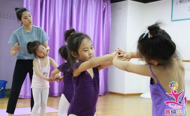 让孩子因为文化课而放弃学舞蹈，真的是正确选择吗？