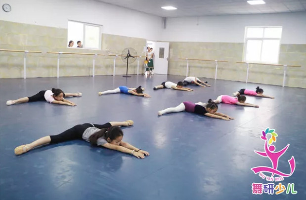舞研少儿舞蹈暑期集训一期班火热开营丨在舞研，一起奋力向前！