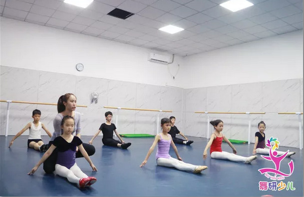 舞研少兒舞蹈暑期集訓一期班火熱開營丨在舞研，一起奮力向前！