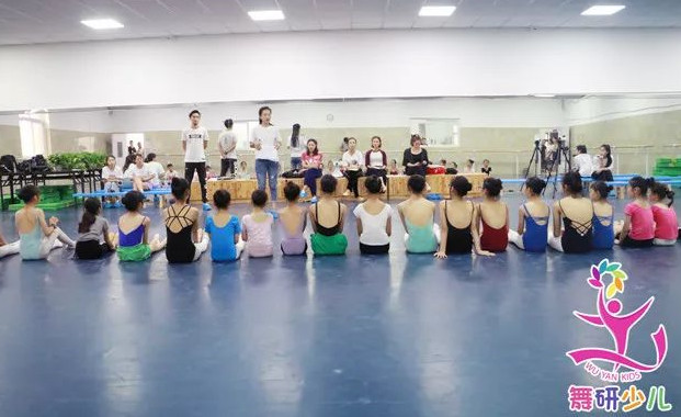 舞研少兒舞蹈暑期集訓一期班火熱開營丨在舞研，一起奮力向前！