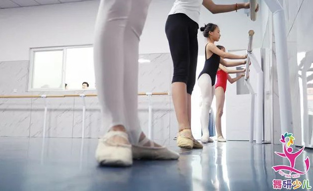 少儿舞蹈暑期集训实拍：软度是如何快速提升的？