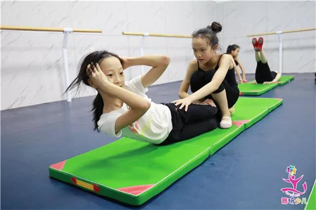 如何避免孩子练舞时受伤？这5个动作在家就要练起来！