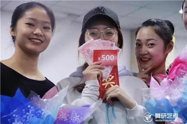好嗨哟~感觉被舞研的圣诞节暖到了巅峰！