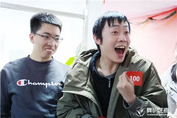 好嗨哟~感觉被舞研的圣诞节暖到了巅峰！