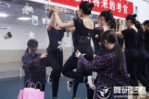 北京下雪啦~气温骤降，那么冬季舞蹈训练时有哪些注意事项呢！