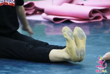 孩子练舞蹈基本功经常会膝盖疼？注意这4点避免受伤