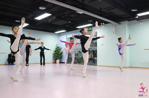 学习舞蹈的过程中，家长应该如何引导孩子正确的面对遇到困难和挫折