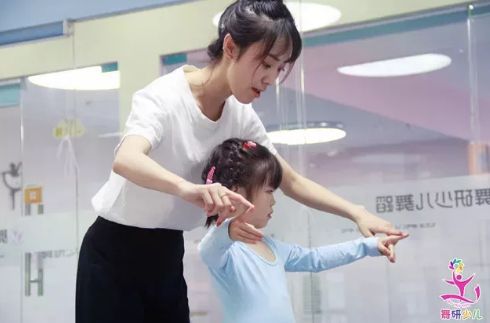 学习舞蹈的过程中，家长应该如何引导孩子正确的面对遇到困难和挫折