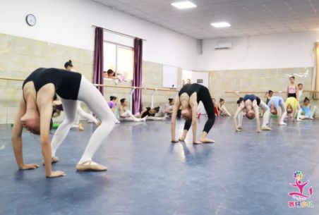 走舞蹈专业路线的孩子，应该如何保护自己的腰？