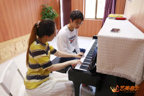 郎朗教“吕思清儿子”弹钢琴，果然是名师出高徒！