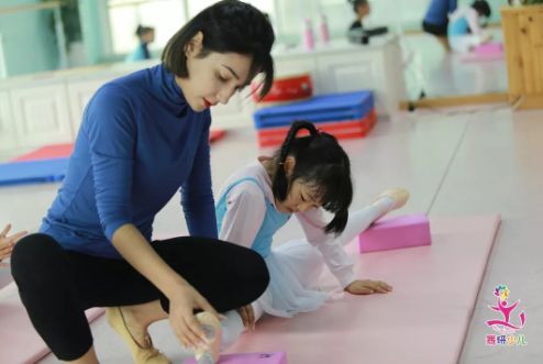 馬伊琍女兒舞蹈大賽再次奪冠，文章全程陪伴：優秀的孩子離不開家長的支持~