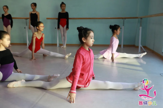 学舞蹈的孩子在家练功导致肌肉酸痛怎么办？教你缓解小妙招~