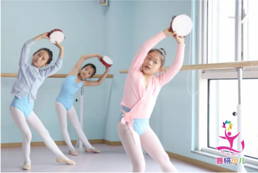 “家長變身舞蹈老師”？收藏這6個好方法，在家有效輔導孩子學習舞蹈！