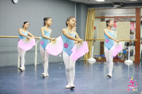 “家长变身舞蹈老师”？收藏这6个好方法，在家有效辅导孩子学习舞蹈！