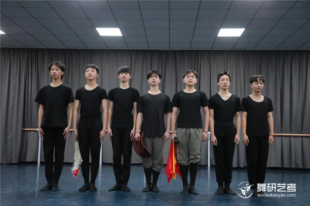 舞研22届舞蹈生开始蓄力！第一次舞蹈专业课月测？没在怕的！丨舞研艺考月测现场