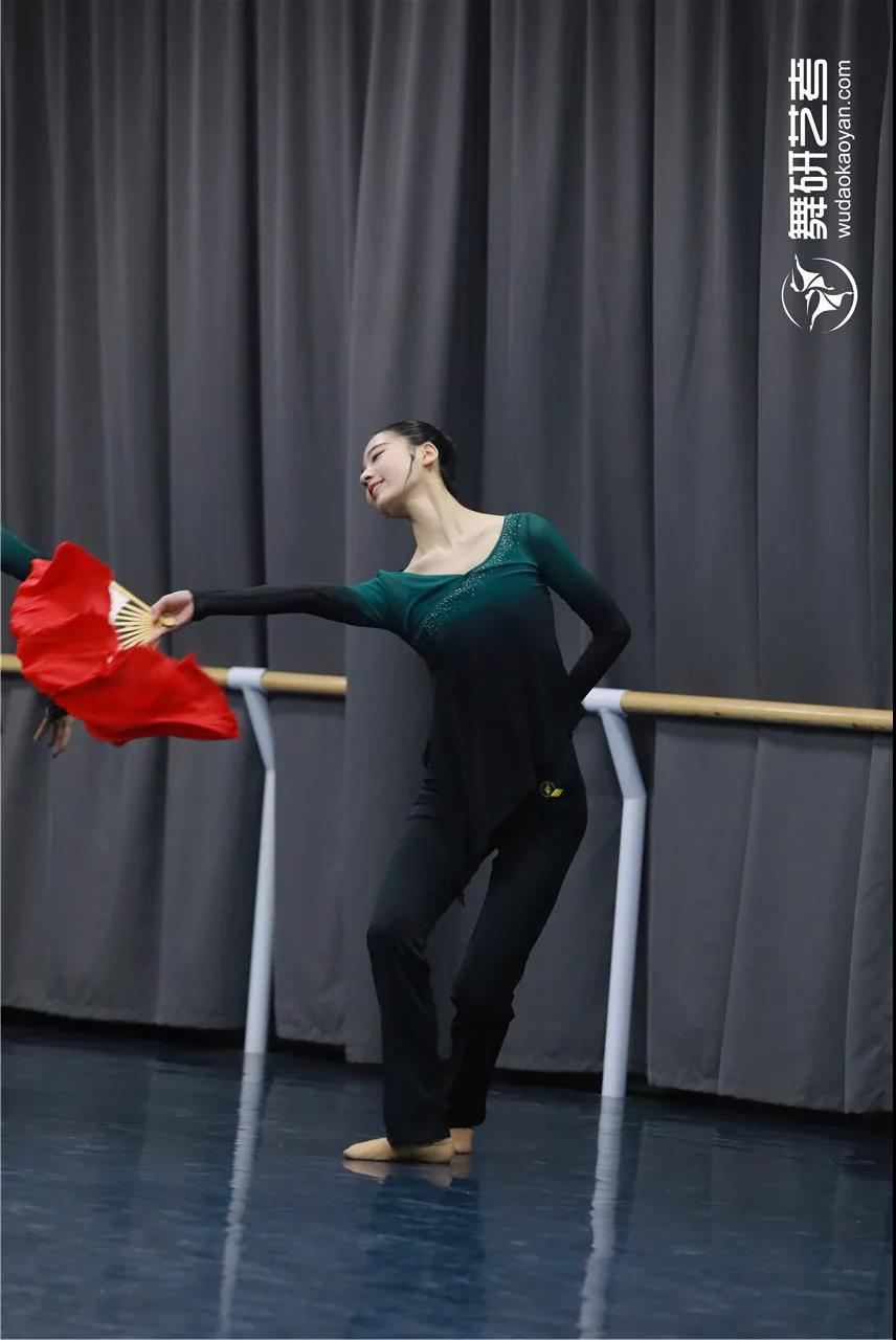 舞研22届舞蹈生开始蓄力！第一次舞蹈专业课月测？没在怕的！丨舞研艺考月测现场