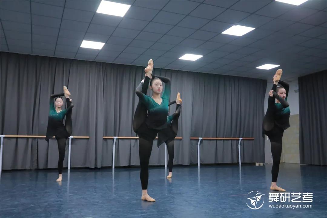 舞研22届舞蹈生开始蓄力！第一次舞蹈专业课月测？没在怕的！丨舞研艺考月测现场