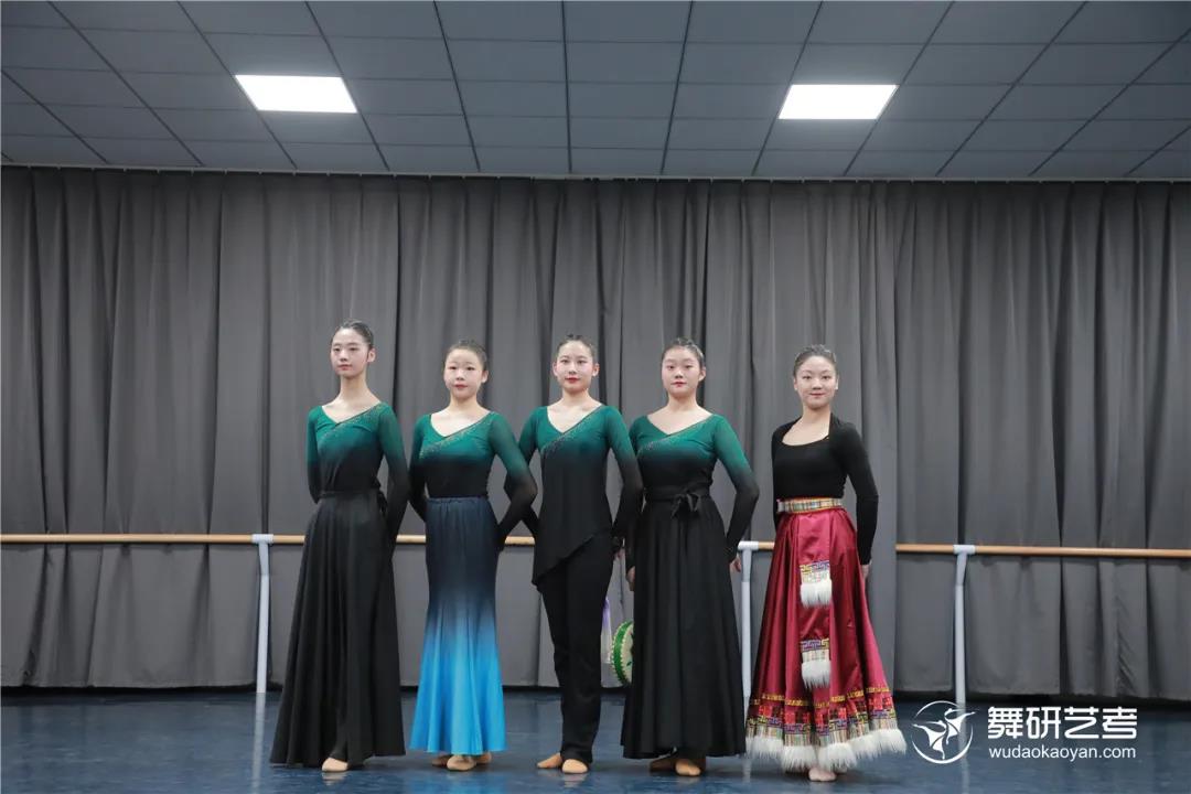 舞研22届舞蹈生开始蓄力！第一次舞蹈专业课月测？没在怕的！丨舞研艺考月测现场