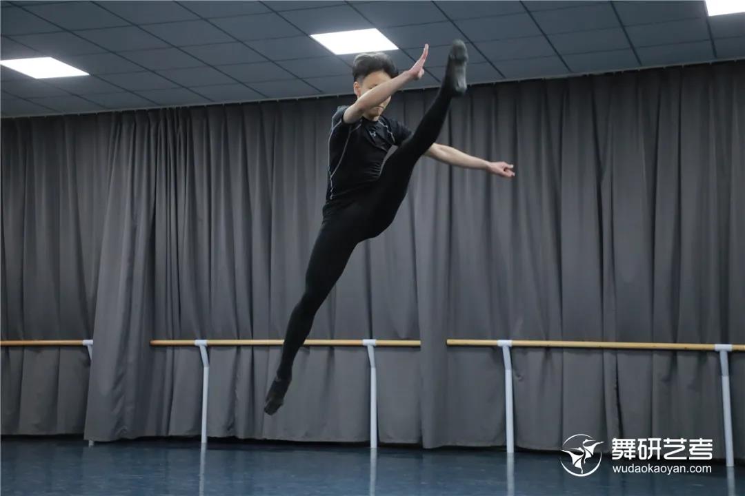 舞研22届舞蹈生开始蓄力！第一次舞蹈专业课月测？没在怕的！丨舞研艺考月测现场