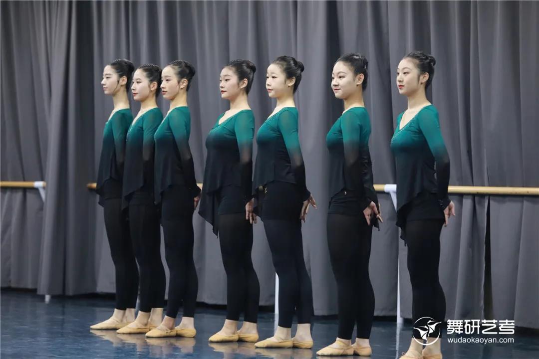 舞研22届舞蹈生开始蓄力！第一次舞蹈专业课月测？没在怕的！丨舞研艺考月测现场
