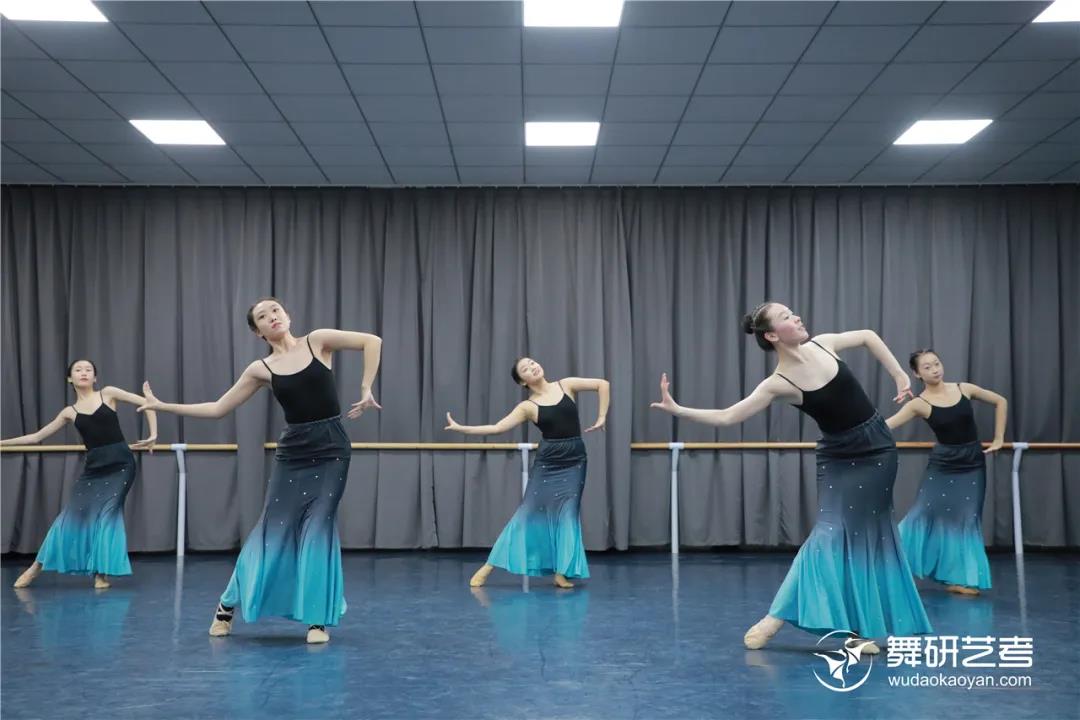 舞研22届舞蹈生开始蓄力！第一次舞蹈专业课月测？没在怕的！丨舞研艺考月测现场