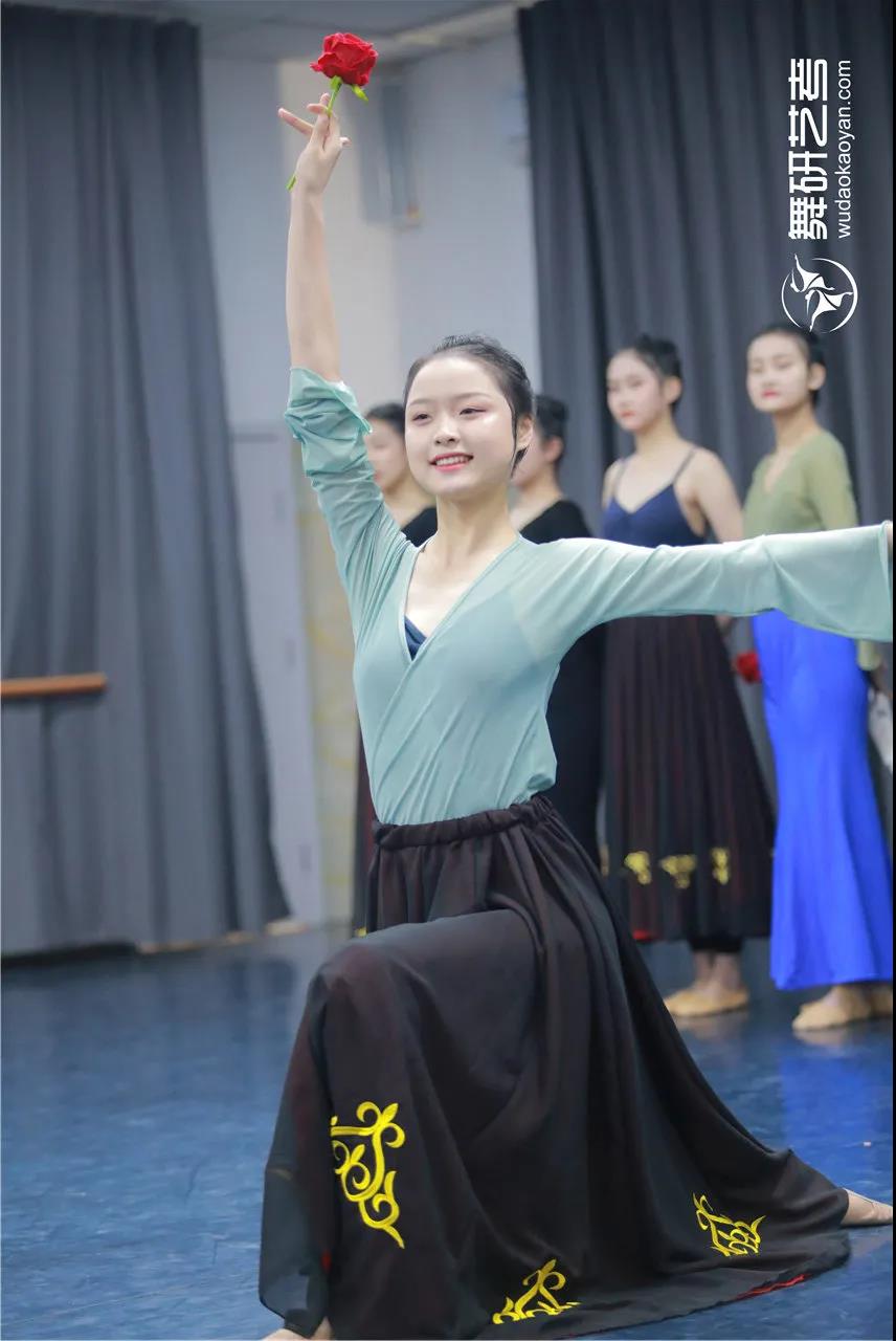 舞研22届舞蹈生开始蓄力！第一次舞蹈专业课月测？没在怕的！丨舞研艺考月测现场