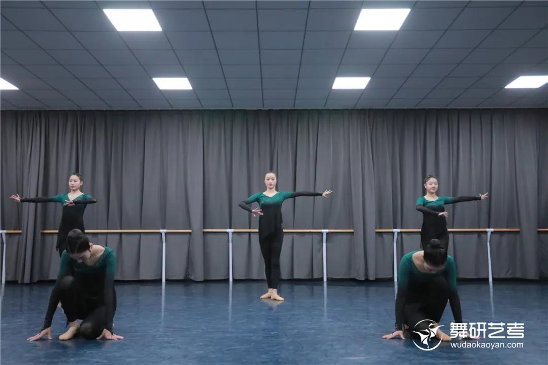 舞研22届舞蹈生开始蓄力！第一次舞蹈专业课月测？没在怕的！丨舞研艺考月测现场