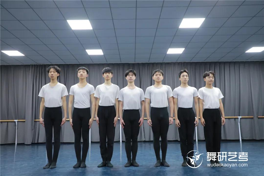 舞研22届舞蹈生开始蓄力！第一次舞蹈专业课月测？没在怕的！丨舞研艺考月测现场