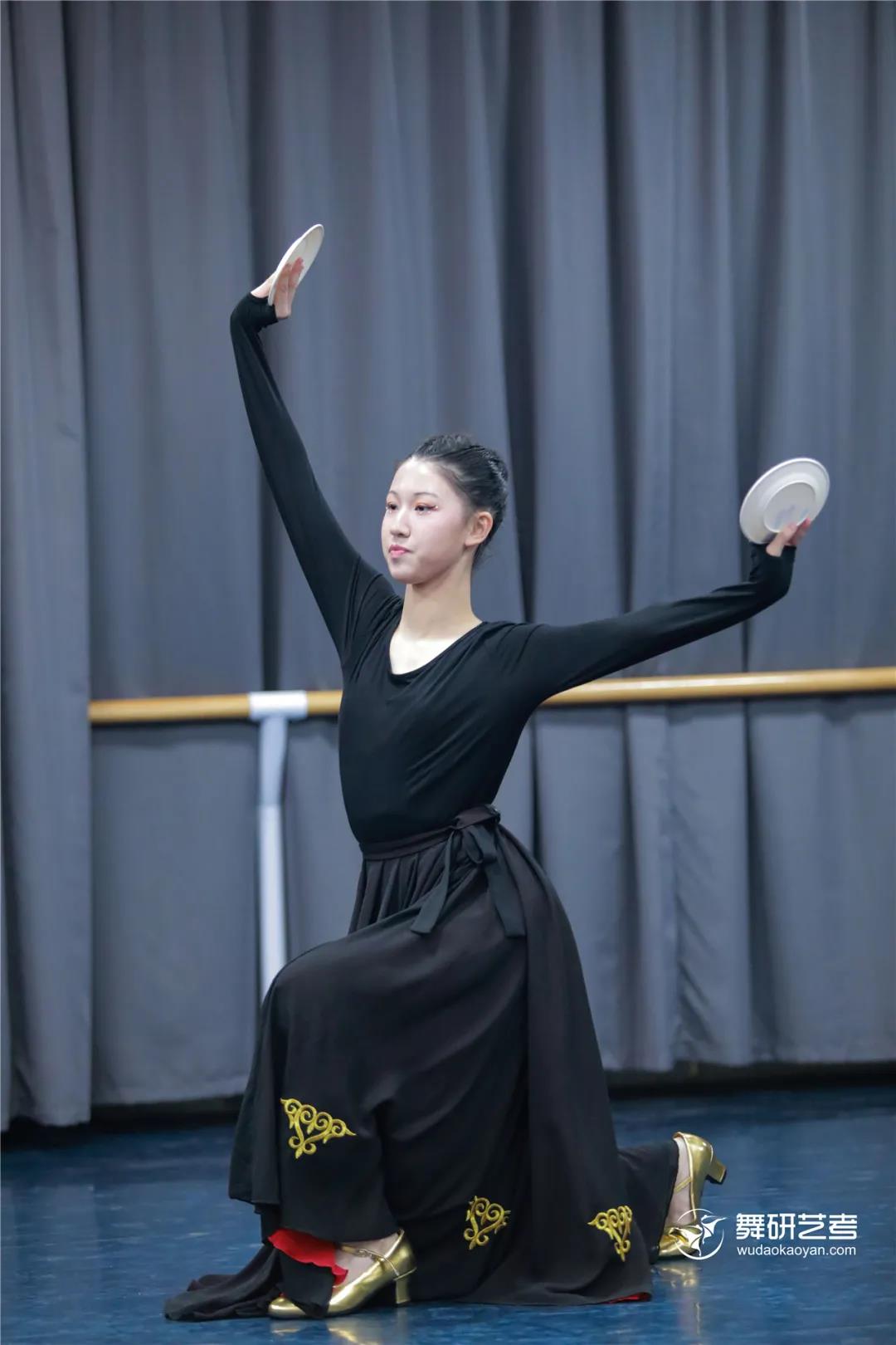 舞研22届舞蹈生开始蓄力！第一次舞蹈专业课月测？没在怕的！丨舞研艺考月测现场