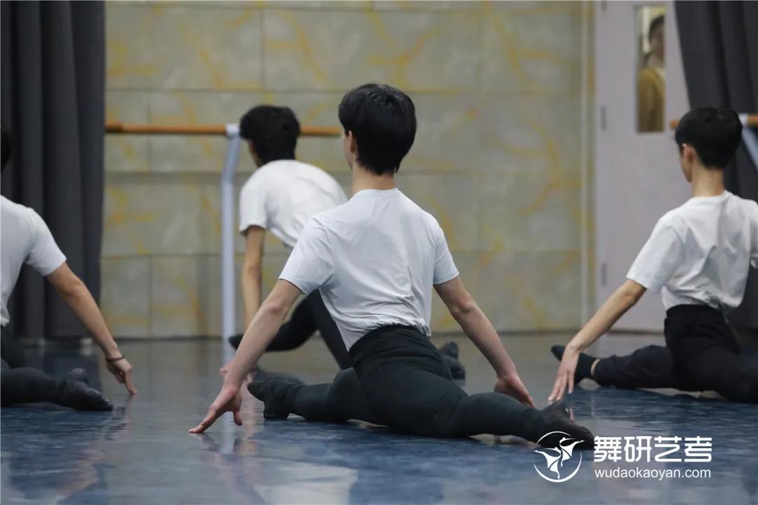 舞研22届舞蹈生开始蓄力！第一次舞蹈专业课月测？没在怕的！丨舞研艺考月测现场