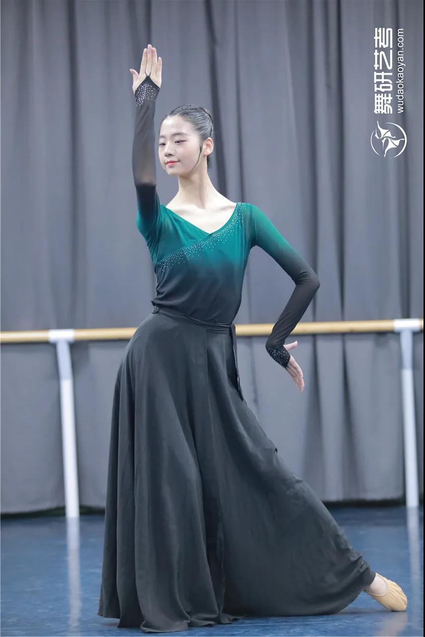 舞研22届舞蹈生开始蓄力！第一次舞蹈专业课月测？没在怕的！丨舞研艺考月测现场