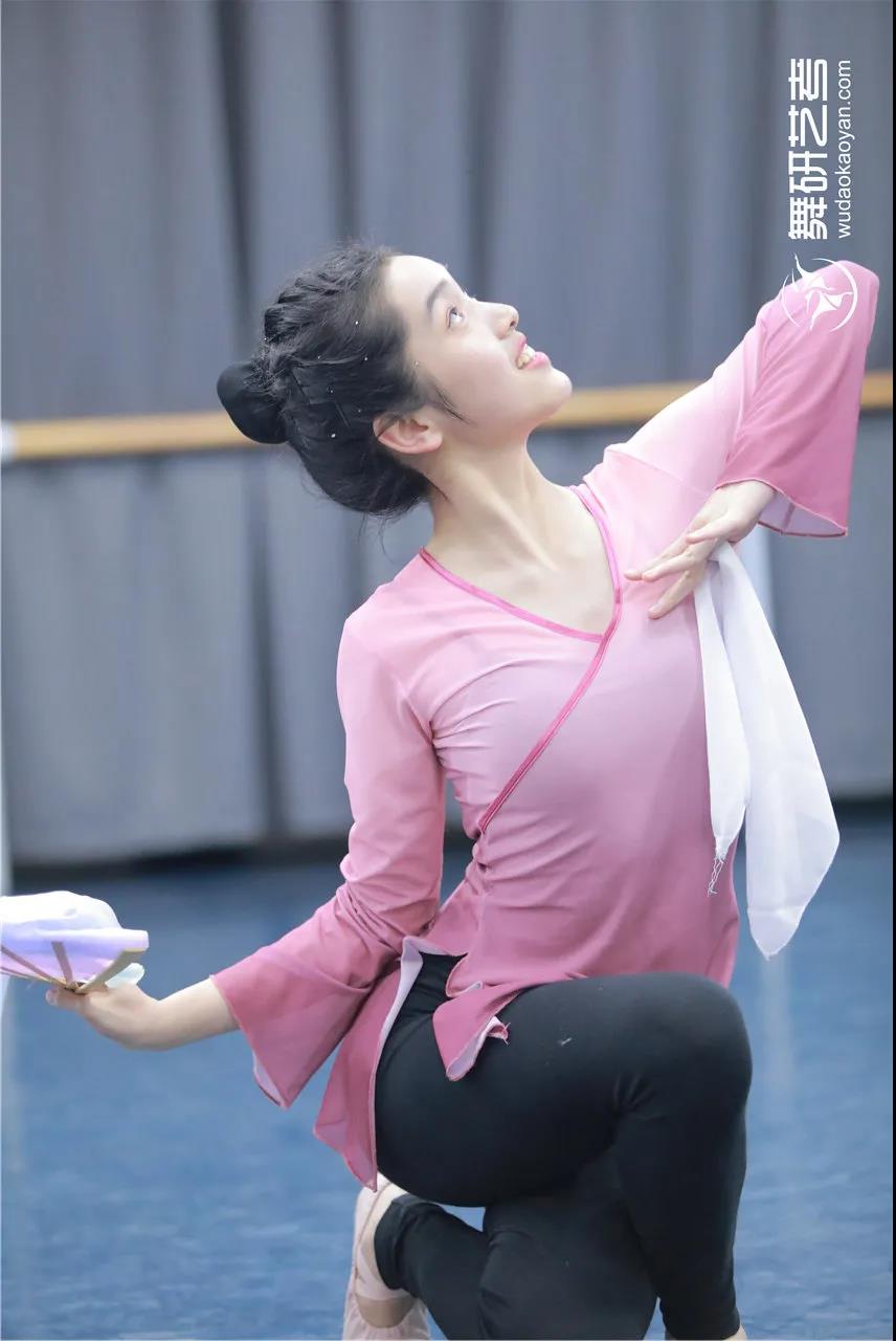 舞研22届舞蹈生开始蓄力！第一次舞蹈专业课月测？没在怕的！丨舞研艺考月测现场