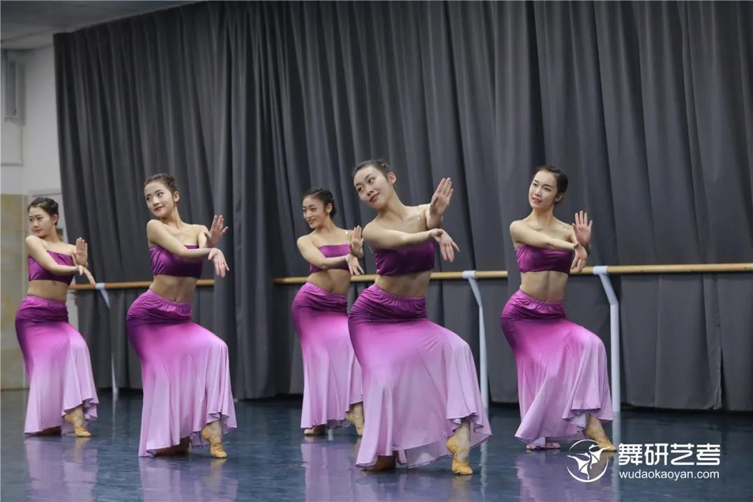 舞研22届舞蹈生开始蓄力！第一次舞蹈专业课月测？没在怕的！丨舞研艺考月测现场