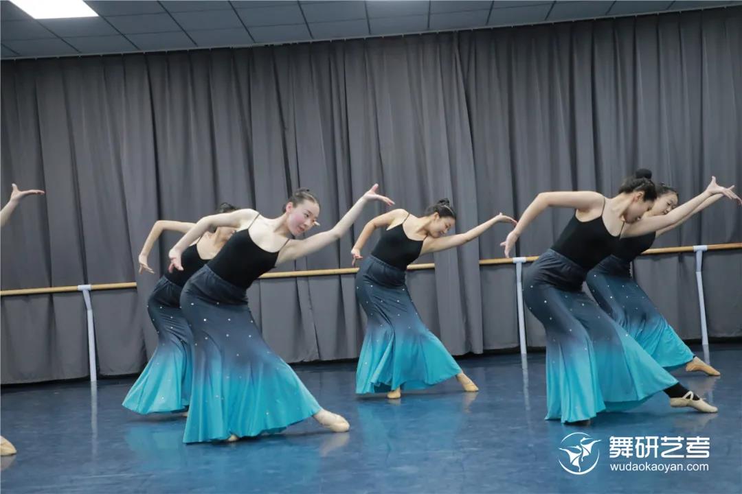 舞研22届舞蹈生开始蓄力！第一次舞蹈专业课月测？没在怕的！丨舞研艺考月测现场