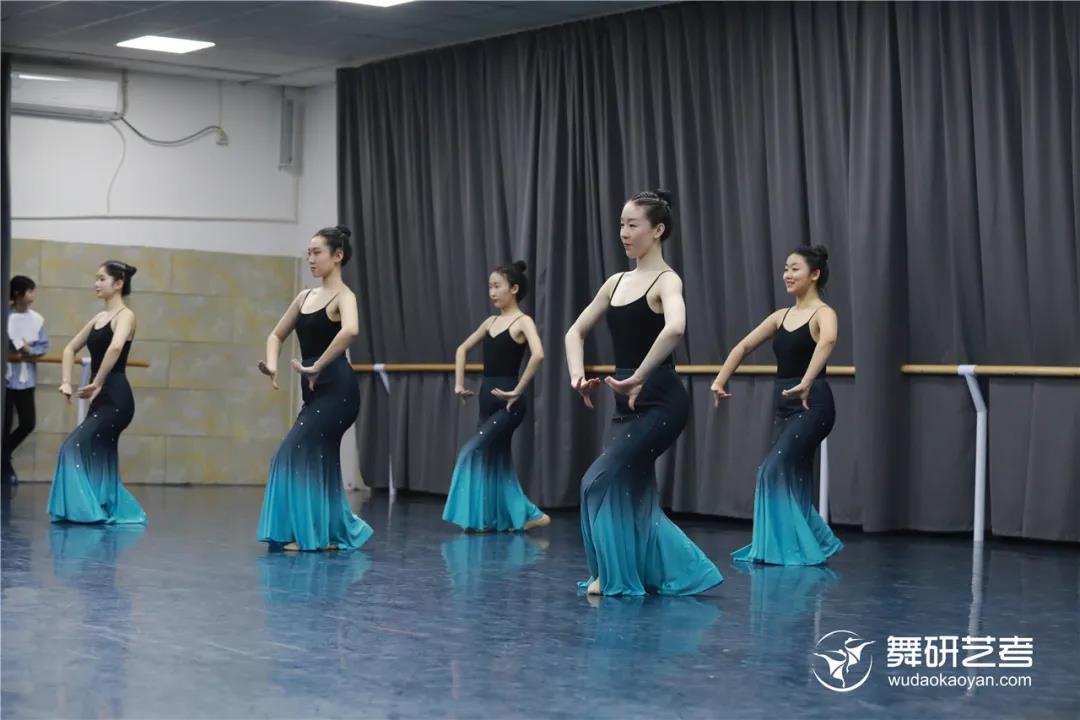 舞研22届舞蹈生开始蓄力！第一次舞蹈专业课月测？没在怕的！丨舞研艺考月测现场