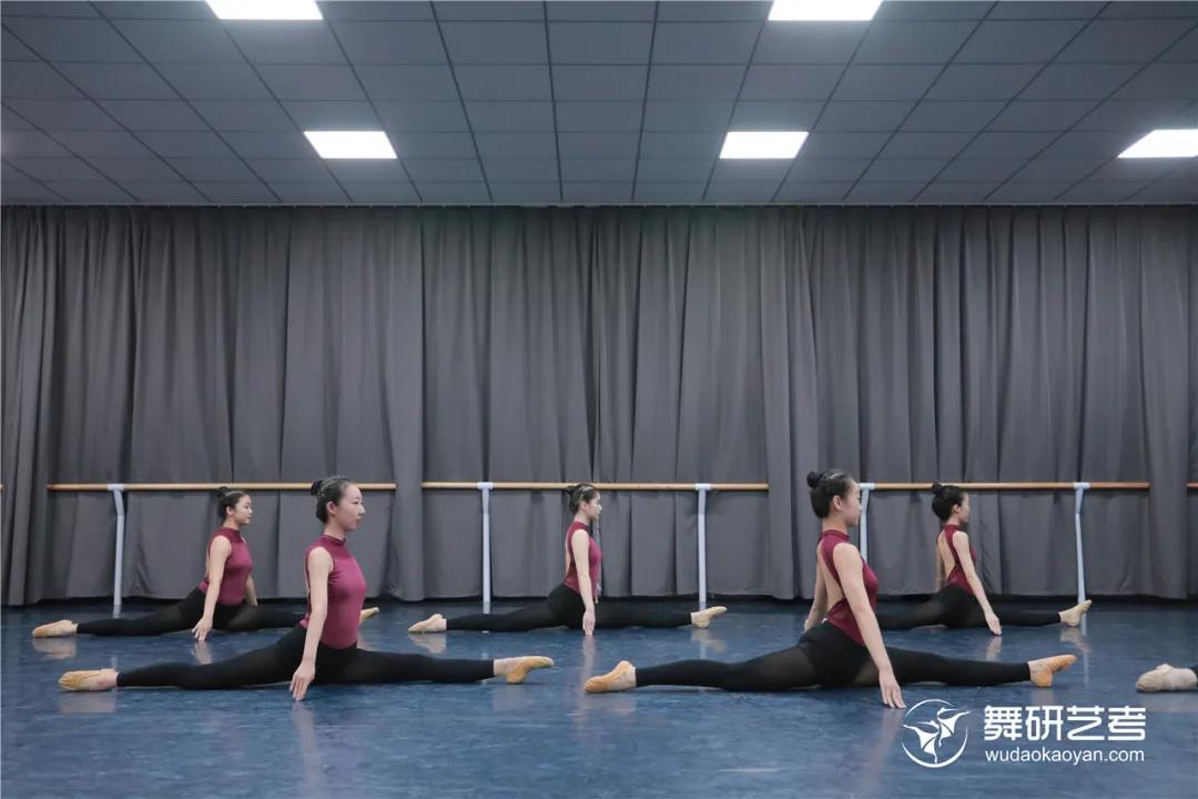 舞研22届舞蹈生开始蓄力！第一次舞蹈专业课月测？没在怕的！丨舞研艺考月测现场