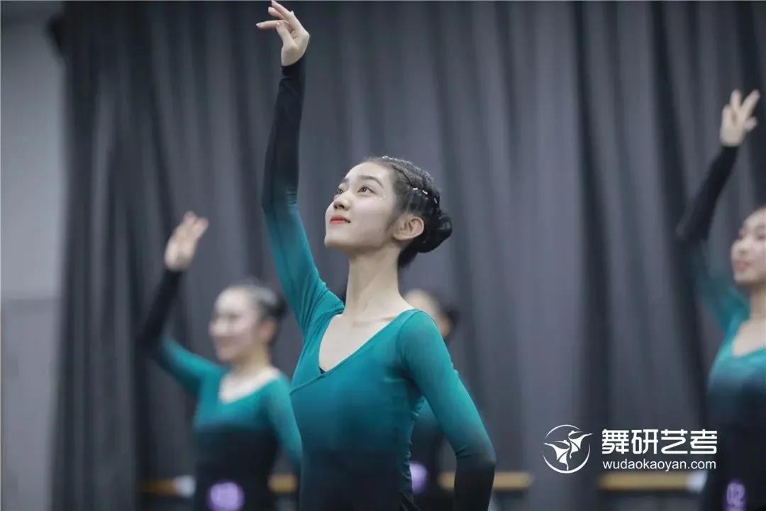 舞蹈训练中，堪比芭蕾基训的基础练习还有什么？当然是身韵练习