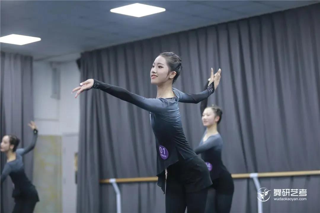 舞蹈训练中，堪比芭蕾基训的基础练习还有什么？当然是身韵练习
