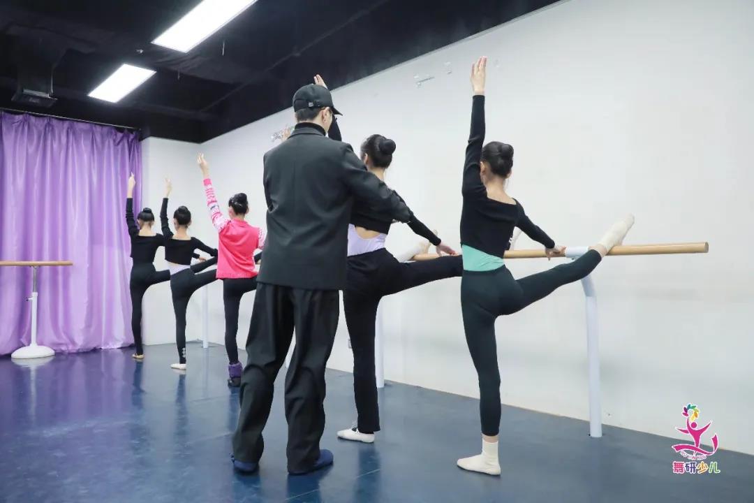 学舞蹈孩子练好软开度的6个基本方法，家长都在转这个！