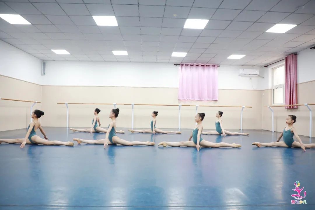 學舞蹈孩子“軟開度”練習的黃金年齡和方法！