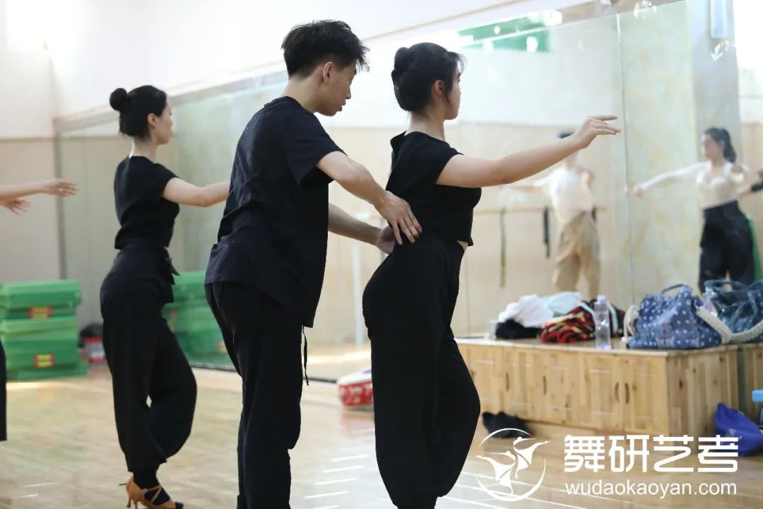 舞研國標舞暑期試課開始預約啦！北京、山東兩大校區均可試課，更有超多好禮免費送！