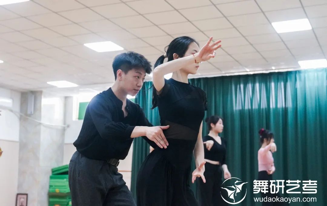舞研國標舞暑期試課開始預約啦！北京、山東兩大校區均可試課，更有超多好禮免費送！